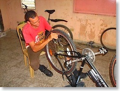 Eliseo López balanceando la rueda trasera