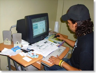 Rafael (Rafa) Jerez diseñando las calcomanías