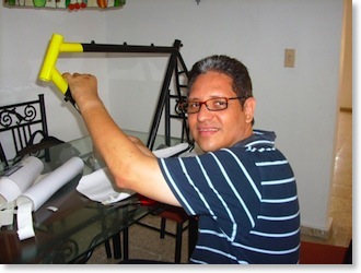 Yo pegando las calcomanías