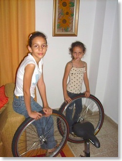 Dos bellas modelos con las ruedas