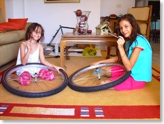 Regina del Carmen y Dania María colocando las agujas