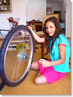 Dania María colocando la aguja trasera