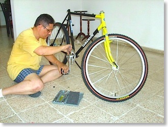 Yo instalando las bielas