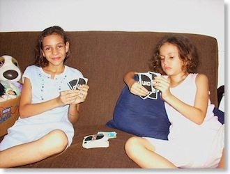 Dania y Reginita jugando UNO
