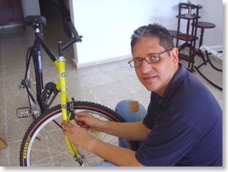 Yo instalando los frenos delanteros
