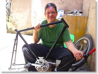 Yo con la bicicleta desarmada