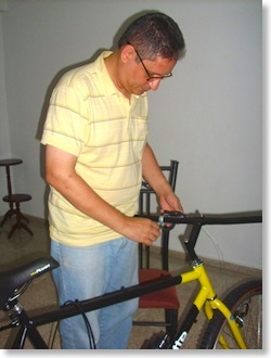 Yo apretando las manecillas