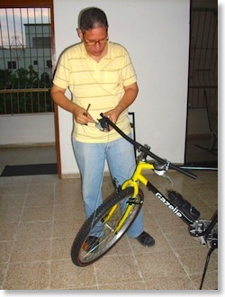 Yo instalando las manecillas