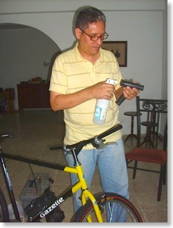 Yo lubricando los puños