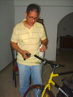 Yo lubricando el timón