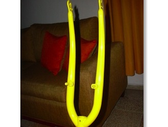 Tenedor pintado de amarillo