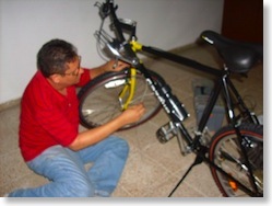 Yo instalando los cables del cambio