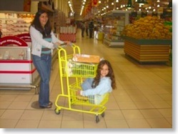 Yo en el carrito del supermercado